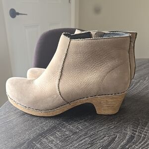 Dansko Women's Tan/Gret Ankle Boots